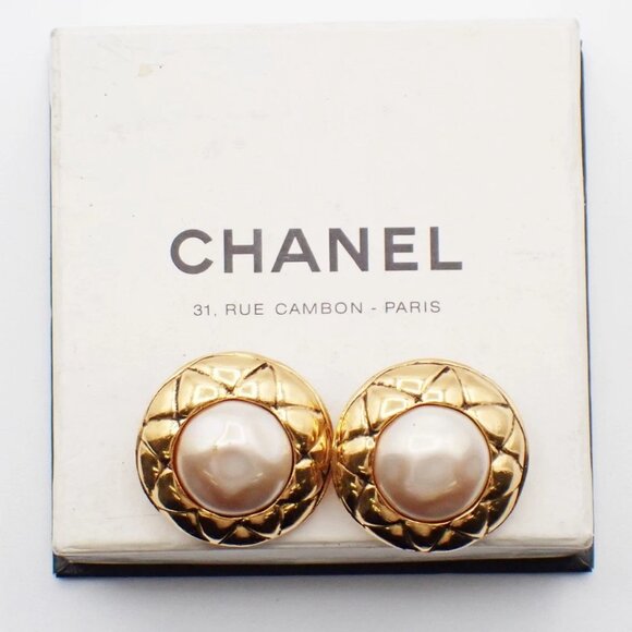 CHANEL Logo Imitation Pearl Round Button Earrings Clip-On Gold - Picture 1 of 11